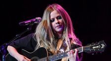 Avril Lavigne nu a renunțat la imaginea de adolescentă rebelă. Cum a fost surprinsă recent de paparazzi