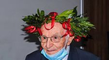 Un bătrân de aproape 100 de ani a absolvit Facultatea de Filosofie și Istorie