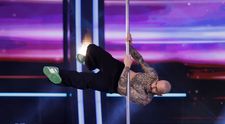 Românii au talent, 27 februarie 2026. Kev a cucerit juriul de la primele mișcări. A combinat coregrafia cu dansul la bară și a transformat totul într-un moment plin de umor: „Sunt leșinată de plăcere”