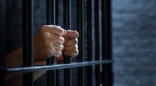 Un bărbat închis pe nedrept 43 de ani, pentru o crimă pe care nu a comis-o, a fost arestat de polițiști imediat după eliberare! Care este motivul