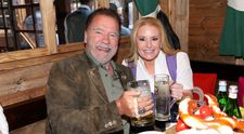 I-a fost pacient, iar de 14 ani trăiesc o poveste de iubire ca-n filme! Cine e și cum arată femeia care i-a schimbat viața lui Arnold Schwarzenegger