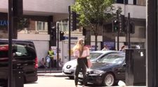 Un experiment social a starnit controverse. Cum reactioneaza barbatii atunci cand vad pe strada o tanara singura