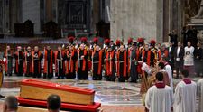 Ce fac credincioșii lângă sicriul Papei Francisc. Gesturile controversate din Bazilica Sfântul Petru au stârnit revoltă: „De prost gust”