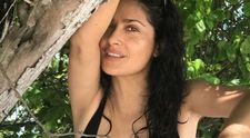 Salma Hayek, răvășitoare în costum de baie, la 52 de ani