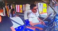 Un șofer, care conducea un autobuz plin, a adormit la volan și a făcut accident. Momentul, surprins pe camerele de supraveghere