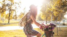 Zeci de femei din Mures au pedalat pe strazi in tinute elegante, pe biciclete impodobite. Care a fost scopul