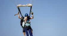 O femeie de 104 ani a murit la doar câteva zile după ce a sărit cu parașuta și a spart un record de Guinness Book