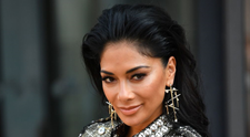 Nicole Scherzinger, yoga pe plajă. Cântăreața, în vârstă de 41 de ani, și-a etalat trupul perfect