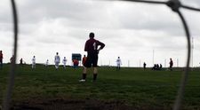 Portarul de fotbal cu o singura mana. New York Times a venit in Romania sa scrie despre echipa lui dupa un articol www.sport.ro
