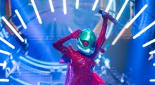 Masked Singer: Extraterestul, apariția incendiară a serii. Costmul roșu de latex a subliniat formele unei vedete feminine