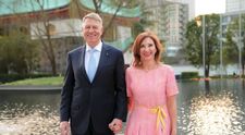 Klaus Iohannis, în pantaloni scurți pe munte. Președintele României și soția sa au urcat pe Vârful Moldoveanu