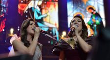 Magie deasupra norilor și concert la 10.000 de metri altitudine! Andra și 3SE au colindat un avion întreg, alături de câștigătoarele MasterChef și Trădătorii