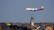 O femeie a născut în avion, în timpul zborului. Cetățenia bebelușului a devenit subiect de controversă! Ce naționalitate ar trebui să aibă nou-născutul?