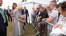 Reacția de milioane a reginei Camilla când un fan al familiei regale i-a arătat tatuajul de pe picior