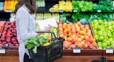 Topul celor mai contaminate fructe si legume in 2018. Ce recomanda specialistii