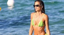 Nici cu lupa nu îi găsești un defect fizic! Izabel Goulart, apariție perfectă la plajă!