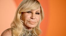 După 30 de ani, Donatella Versace părăsește postul de director de creație. Cine este designerul care va veni în locul ei