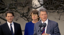 Bill Clinton, într-o rochie în casa unui fost miliardar. Imaginile au fost făcute publice