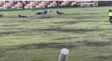 Șocant! Fotbalist mort după ce a fost lovit de fulger în timpul meciului. Mai mulți jucători s-au prăbușit pe teren, iar portarul a fost rănit grav - VIDEO