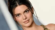 Kendall Jener, lipsită de inhibiții în fața paparazzilor. A purtat un top transparent, care a lăsat totul la vedere