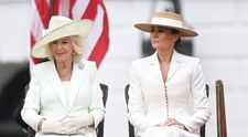 Regina Camilla, în centrul unui nou scandal după ce a renunțat la bijuteria primită de la Melania Trump. Se vorbește despre tensiuni între cele două