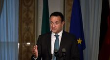 Gestul admirabil făcut de premierul Irlandei, fost medic. A decis să practice din nou medicina în lupta împotriva COVID-19