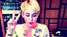 Miley Cyrus a pozat goala pe coperta revistei 
