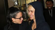 Aparitia rara, surprinsa de paparazzi: Justin Bieber, cu mama in club. Tinuta sexy care o face sa arate ca o pustoaica