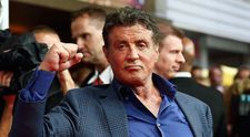 Sylvester Stallone, surprins la cumpărături cu mănuși chirurgicale în mâini