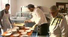 Chef Adrian Hadean si Chef Patrizia au pregatit un pranz savuros pentru zeci de oameni nevoiasi