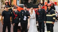 El este pompier profesionist în Franța de peste 20 de ani, însă și-a dorit să facă nunta în România, alături de colegi pompieri din Franța și Belgia. Cea mai importantă zi din viața Andrei și a lui Loïc a devenit memorabilă
