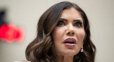Kristi Noem, prima reacție după ce s-a aflat că soțul ei e travestit și trăiește o viață dublă. Deși are trei copii și e bunic, își dorește un ”bust ridicol de mare”
