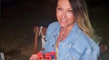 Anca Țurcașiu, în vacanță romantică de ziua ei. Apariție superbă în costum de baie la 55 de ani