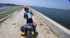 Prima femeie din Romania care pleaca in jurul lumii pe bicicleta. Strabate 13 tari si 15.000 de km pentru a-si indeplini un vis