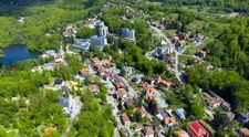 Stațiunea-fantomă care s-a transformat în diamantul turismului românesc! Cât costă cazarea în stațiunea balneoclimaterică a anului 2025