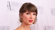 Taylor Swift s-a căsătorit într-o rochie Dior și a pășit spre altar pe una dintre piesele ei celebre! Adam Sandler a fost ”preotul” și nu au existat domnișoare de onoare