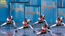 Ascensiunea roboților KUNG FU! Urmăriți cum umanoizii chinezi execută lovituri, sărituri și mișcări cu nunchuck, îmbrăcați în vestuțe roșii