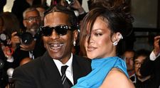 Apariție elegantă sau kitsch? Rihanna și A$AP Rocky, imposibil de ignorat pe covorul roșu: el cu dinți metalici, ea însărcinată și cu rochia șifonată și decupată