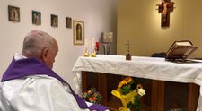 Vaticanul a publicat prima imagine a Papei Francisc din spital, de când a început tratamentul pentru dublă pneumonie. El nu a mai fost văzut în public de atunci