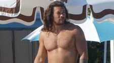 Aquaman, apariție a la Giani din Las Fierbinți: cu cămașă transparentă descheiată și pantofi de lac pe covorul roșu