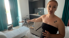 Doi vloggeri, șocați de cazarea de 400 de lei pe noapte de la Mamaia. Ce au mai găsit în cameră, pe lângă două pisici necunoscute