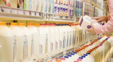 Laptele care costa 100 de lei un litru. Are calitati terapeutice si e plin de vitamine, insa multi il 