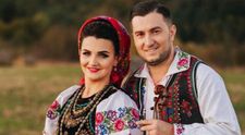 VIDEO Doi cântăreți de muzică populară și-au început povestea de iubire de la un simplu salut