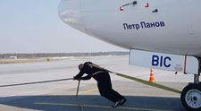 Un bărbat din Rusia a tras un avion de 40 de tone, stabilind un nou record