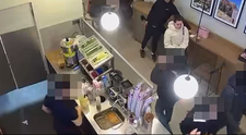 Momentul șocant când unei actrițe din ”Bridgerton” i se fură telefonul mobil. Aceasta, spre surprinderea tuturor, pune hoțul la pământ și îl bate cu iPhone-ul recuperat