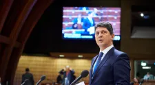 Titus Corlățean, care candidează la președinția PSD, este căsătorit de 30 de ani și este bunic. Cum arată soția lui