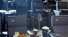 S-a deschis cel mai tare cinema. Primesti hamburgeri, cartofi prajiti, floricele si suc!