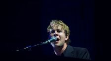 Moment impresionant! Tom Odell a cântat pentru refugiații ucraineni, în Gara de Nord din București