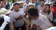 Un primar s-a căsătorit cu un aligator pe care îl alintă „Mica Prințesă”