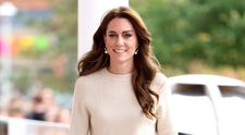 Kate Middleton, apariție de senzație într-o ținută bej, realizată la Piatra Neamț. Cât a costat setul purtat de Prințesa de Wales